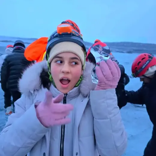 Muchacha Soprendida en islandia