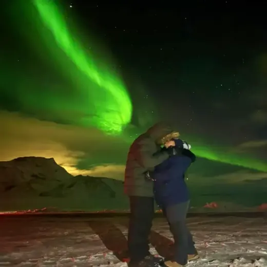 Amor en islandia con Auroras Boreales