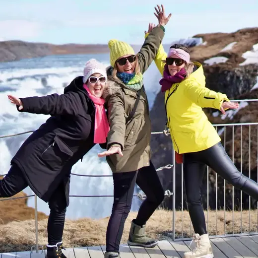 Tres turistas mujeres en islandia