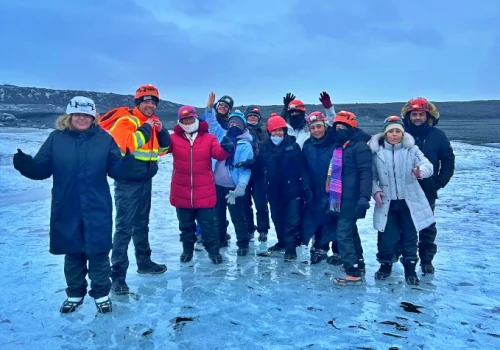 Grupo de viajeros sobre el glaciar Sólheimajökull