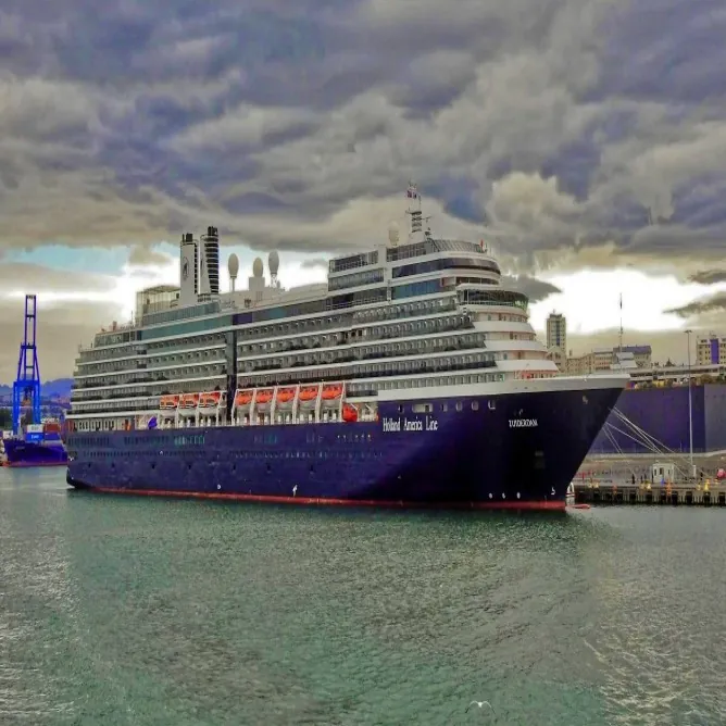 Crucero atracado en el puerto de Reykjavík