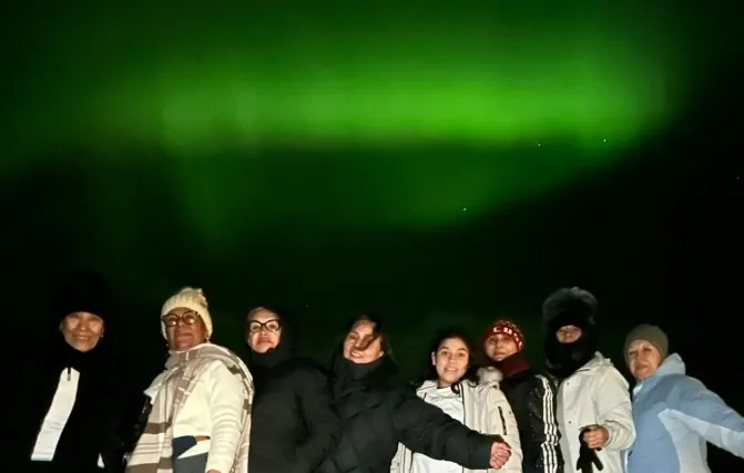 Viajeros de LundiWay bajo la aurora boreal en Islandia
